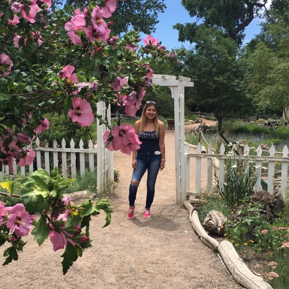 Meet your Posher, Leilany - Picture 4 of 4